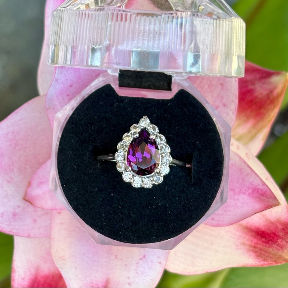 Dazzling Purple teardrop ring with silver crystals. Sz 7